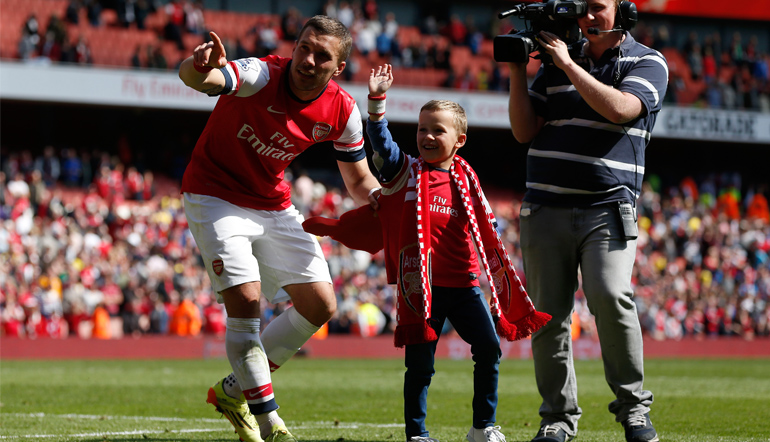 Podolski im Dress von Arsenal mit seinem Sohn