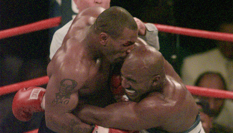 Tyson beißt in Holyfields Ohr