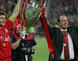 Gerrard und Benitez mit dem Champions League Pokal.