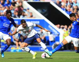Tottenhams Lamela gegen zwei Leicester City Spieler.
