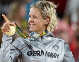 Laura Ludwig mit ihrer Goldmedaille