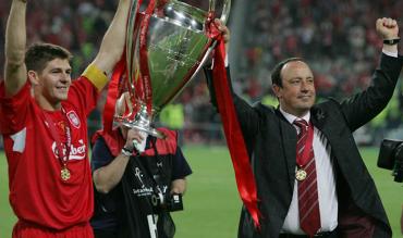 Gerrard und Benitez mit dem Champions League Pokal.