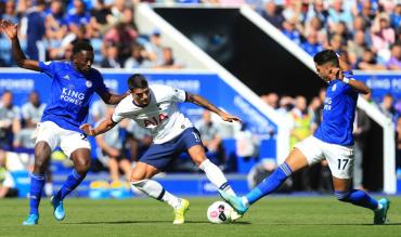 Tottenhams Lamela gegen zwei Leicester City Spieler.