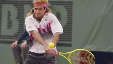 Agassi während er den Ball schlägt
