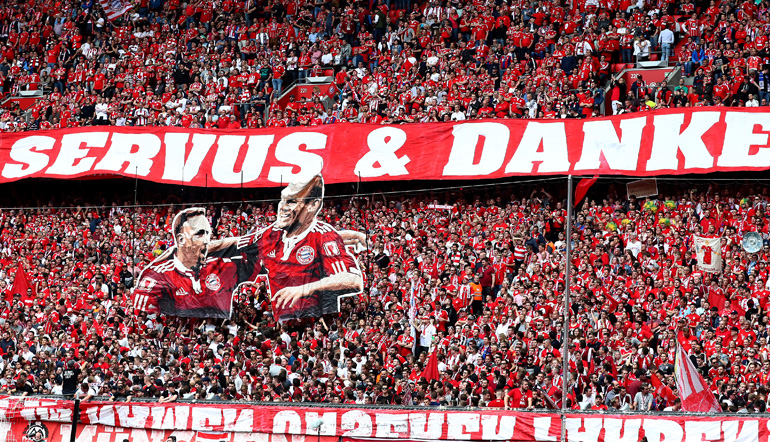 FC Bayern Fans mit Abschieds-Banner für Robben und Ribéry