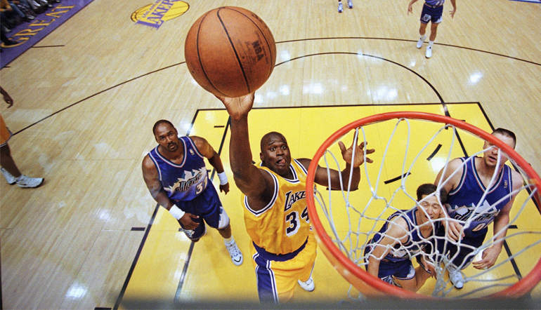 Shaquille O'Neal wirft einen Korb für die Lakers