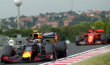 Red Bull und Ferrari beim Testen. 