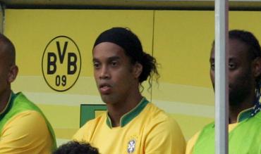 Ronaldinho wartet auf der Auswechselbank im Dortmunder Stadion. 