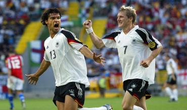 Michael Ballack und Bastian Schweinsteiger jubeln zusammen im DFB-Dress.