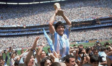 Maradona mit dem WM-Pokal 1986.
