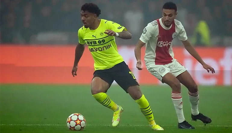 Donyell Malen im Zweikampf