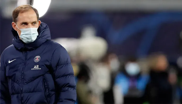 Tuchel mit Maske bei PSG